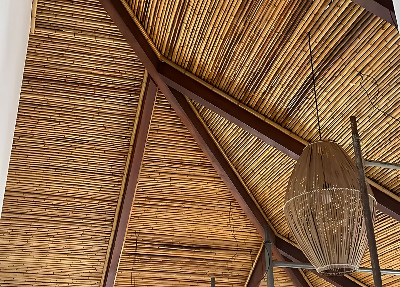 Teto com forro de bambu roliço Aruba