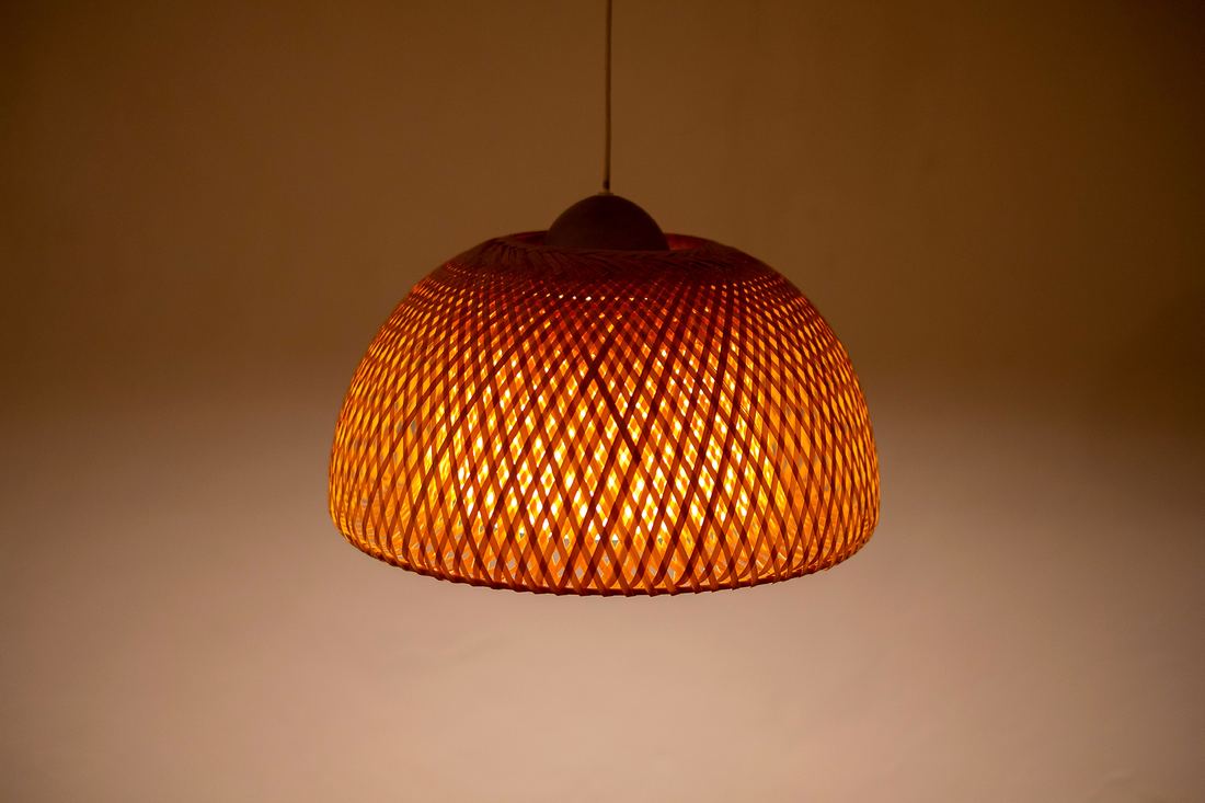 Luminária artesanal de bambu acesa