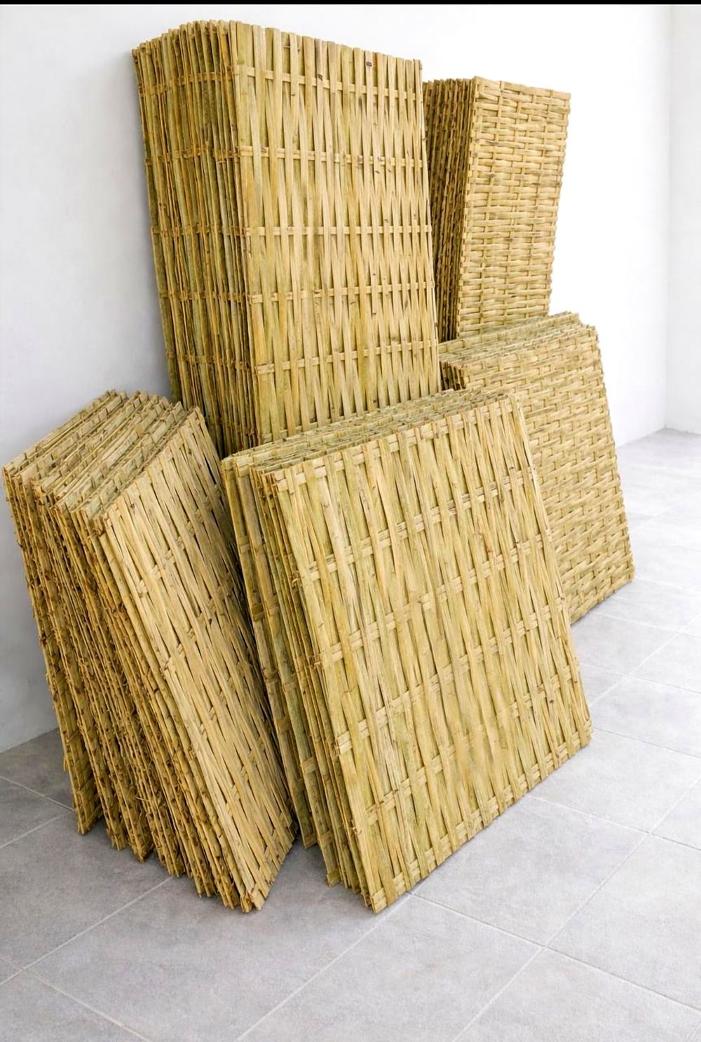 Placas de forro de bambu empilhadas